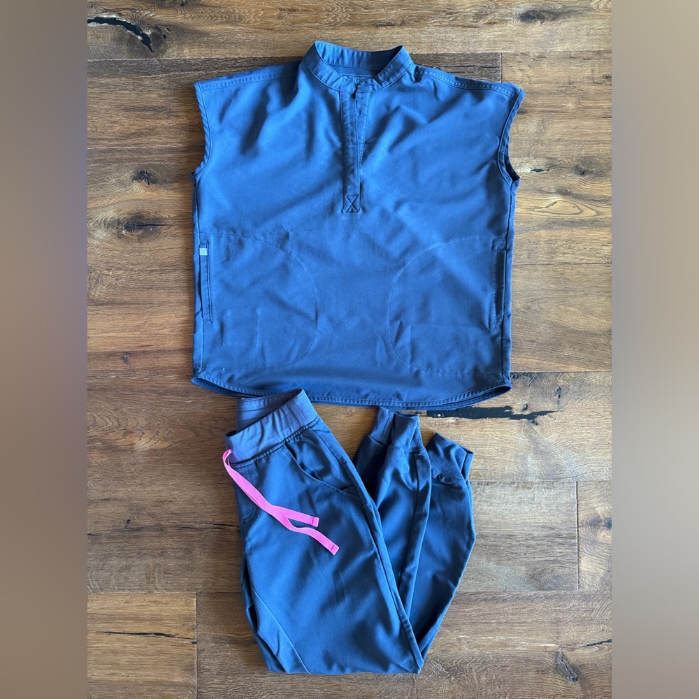 Figs Scrub Set Rafaela - Mandarin Collar Top & Zamora Joggers XS in Night Sky.
